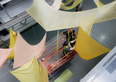 Montage de l'œuvre de l'artiste Annie-France Leclerc pour l'exposition Les rendez-vous Angus