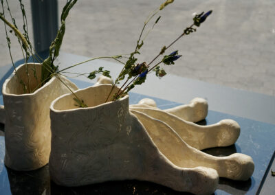 Vases en forme de pieds de l'artiste Fanny Mesnard pour l'exposition Les rendez-vous Angus