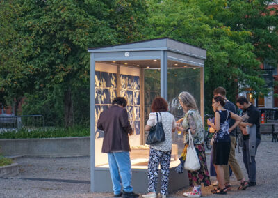 Des visiteurs admirent l'œuvre L'asclépiade revisitée de l'artiste Francine Potvin au Technopôle Angus