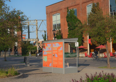 Vitrine d'exposition de l'artiste Francine Potvin en face d'un bâtiment en briques au Technopôle Angus.